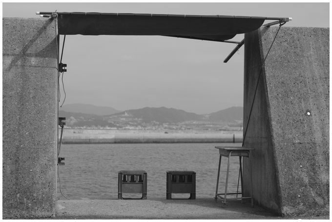 海を眺めるベンチ.JPG
